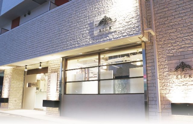 【池田駅】≪社会保険完備≫≪月給23万円スタート≫≪有給休暇あり≫≪19時には退勤可能≫正月休みや、GW休暇などお休みも超充実!新しいスタッフさんもどんどんお客様に入客することが可能です!スタッフ同士も仲が良い、地域密着型サロン「Hair Designers SILK(ヘアーデザイナーズシルク)」からスタイリスト(美容師)の募集☆☆