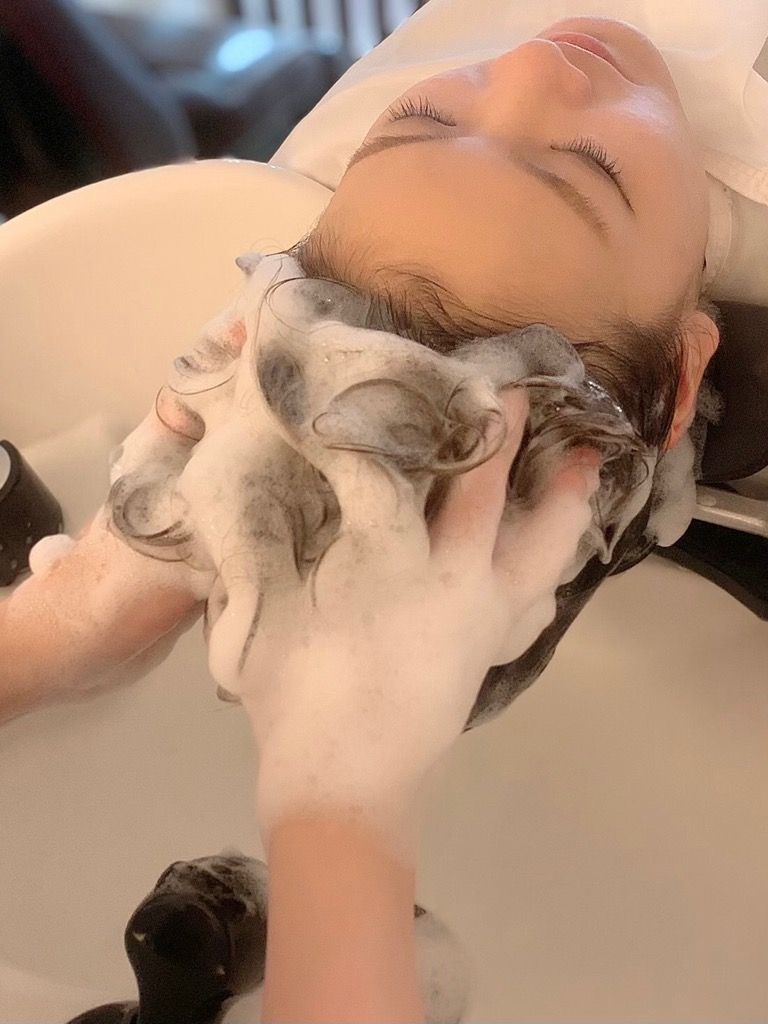 【池田駅】≪社会保険完備≫≪月給23万円スタート≫≪有給休暇あり≫≪19時には退勤可能≫正月休みや、GW休暇などお休みも超充実!新しいスタッフさんもどんどんお客様に入客することが可能です!スタッフ同士も仲が良い、地域密着型サロン「Hair Designers SILK(ヘアーデザイナーズシルク)」からスタイリスト(美容師)の募集☆☆