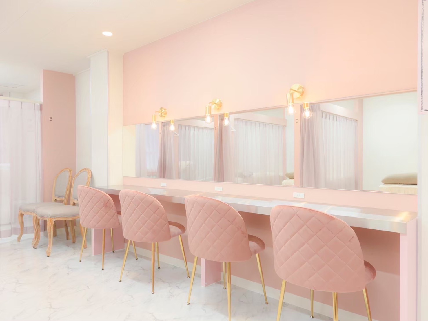 【枚方市駅】≪未経験者もOK≫≪月8日休み≫≪社会保険完備≫≪モデル集めのサポートあります≫≪アイリスト兼ネイリストも募集中≫研修中もお給料あり！レッスン残業は一切ないので、負担なく取り組める！沢山の最新技術を導入したトータルビューティーサロン！「PLATINUM DOLL 枚方店（プラチナムドールヒラカタテン）」からアイリスト（まつげエクステ・まつげパーマ・アイブロウ）の求人☆☆