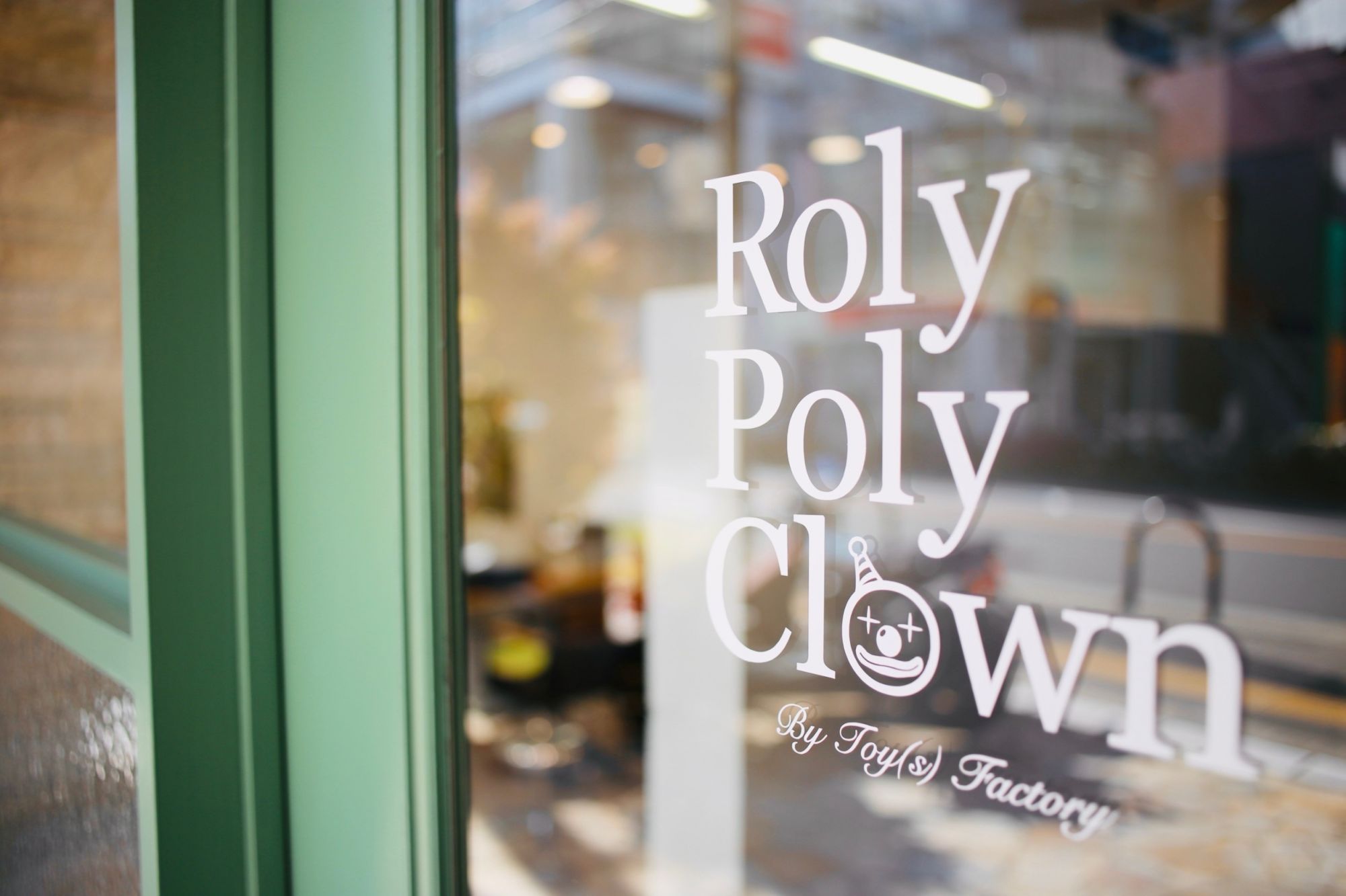 【茨木市駅】≪業界トップクラスの年間休日116日≫≪姉妹店のToy(s)Factoryでも同時募集≫≪月給22万円スタート≫≪完全週休2日制≫≪社会保険完備≫≪ウィッグ支給あり≫≪営業時間内レッスンOK≫平均退社時間19時半!離職率7%未満!!ルベルの認定講師在籍サロン!「Roly Poly Clown(ローリーポーリークラウン)」からアシスタント(美容師)の求人☆★☆