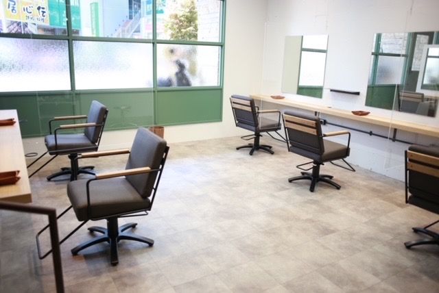 【茨木市駅】≪業界トップクラスの年間休日116日≫≪姉妹店のToy(s)Factoryでも同時募集≫≪月給22万円スタート≫≪完全週休2日制≫≪社会保険完備≫≪ウィッグ支給あり≫≪営業時間内レッスンOK≫平均退社時間19時半!離職率7%未満!!ルベルの認定講師在籍サロン!「Roly Poly Clown(ローリーポーリークラウン)」からアシスタント(美容師)の求人☆★☆