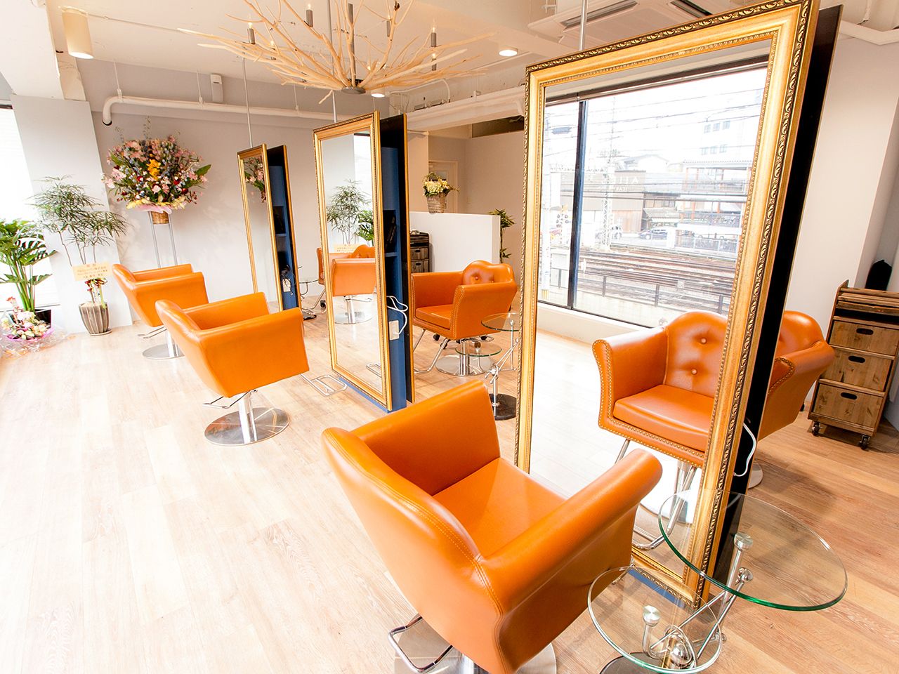 【大和西大寺】≪時給1300円〜≫≪駅徒歩1分≫≪パートスタイリスト募集≫
10時〜16時までの時短勤務可能！ママさんスタイリストも在籍中！
あなたに合った働き方ができるサロン！縮毛矯正、カラーが大人気のサロンです！「Laetus（ラエティス）」からスタイリスト（美容師）の求人☆★