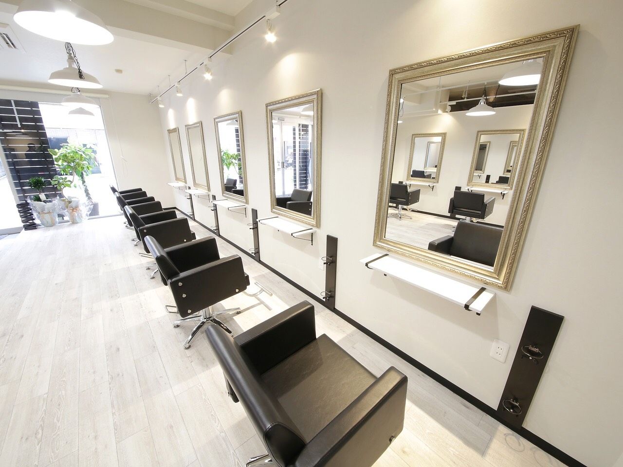 【王寺】≪月7,8日休み≫≪月給18万円〜≫≪社会保険完備≫最短1年でデビュー可能!充実した福利厚生が魅力!スタッフさん同士仲が良く離職率が低い!Lian hair(リアンヘアー)からアシスタント(美容師)の求人☆★