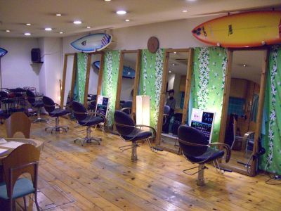 【上野芝】 パート募集OK ウッドテイストの店内に流れる大人のBGM♪長年愛される上野芝の少し大人の寛ぎサロン☆スタイリストだけなので働きやすく無理な残業もありませんよ♪TAKE IT EASY（テイクイットイージー）からスタイリスト（美容師）の求人☆☆