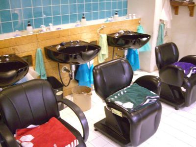 【上野芝】 パート募集OK ウッドテイストの店内に流れる大人のBGM♪長年愛される上野芝の少し大人の寛ぎサロン☆スタイリストだけなので働きやすく無理な残業もありませんよ♪TAKE IT EASY（テイクイットイージー）からスタイリスト（美容師）の求人☆☆