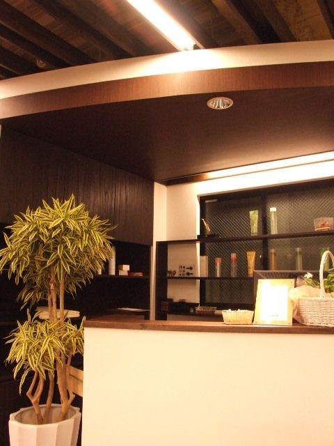 【西明石】≪営業中レッスンOK≫≪20時までに退勤可能≫デビューまでは約3年を目途としており、オーナーからマンツーマンで指導してもらえる環境です！アットホームサロン「Reach Out（リーチ アウト）」からアシスタント（美容師）の求人☆☆