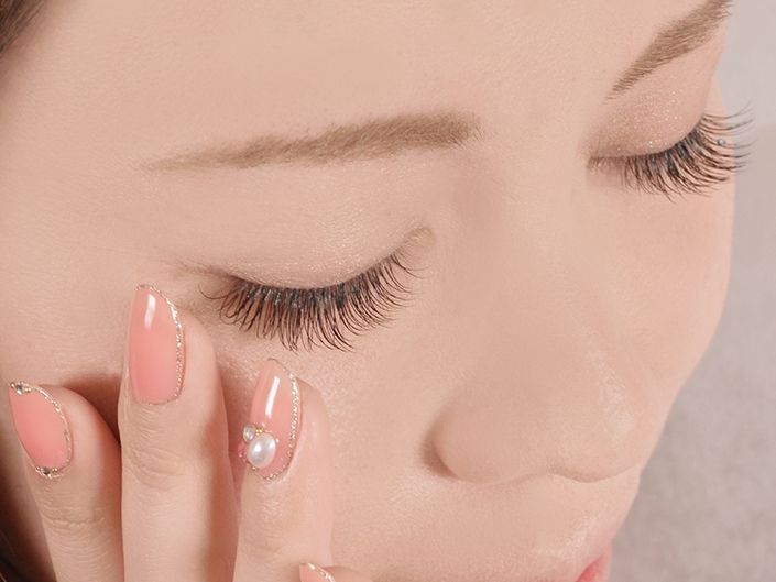 【四条烏丸】≪日曜定休☆社会保険完備☆20時まで☆≫高いリピート率で幅広い年齢層の方から愛されるサロン″Lily First（リリーファースト）″♪経験を十分に活かせ、社内講習でスキルアップもできる環境が整っています♪アイリスト（アイデザイナー・まつげエクステ）の求人☆☆