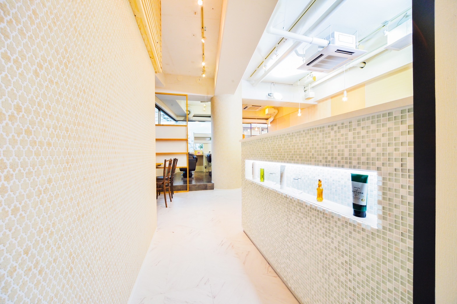 【西宮北口】≪月給22万円〜≫≪月8日休み≫≪社会保険完備≫≪土日月1日休みOK≫努力次第で1年半でスタイリストデビュー可能！！早期スタイリストデビューをしたい方にはピッタリの環境!駅から徒歩1分と好立地のアットホームサロン「arch for hair（アーチフォーヘアー）」からアシスタント（美容師）の求人☆★