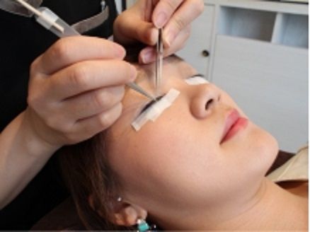 【茨木市駅】《社保完備★未経験はスクールあり★デビューまでが速い★》☆丁寧な研修☆アイラッシュ経験が豊富な専属コーチより技術指導をうけることができる！モデル集めはサロンサポートあり!「LOVEST 茨木店（ラヴェストイバラギテン）」でアイラッシュのプロフェッショナルを目指しましょう♪アイリスト（アイデザイナー・まつげエクステ）の求人☆☆