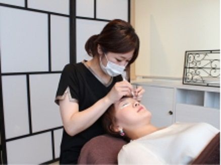 【茨木市駅】《社保完備★未経験はスクールあり★デビューまでが速い★》☆丁寧な研修☆アイラッシュ経験が豊富な専属コーチより技術指導をうけることができる！モデル集めはサロンサポートあり!「LOVEST 茨木店（ラヴェストイバラギテン）」でアイラッシュのプロフェッショナルを目指しましょう♪アイリスト（アイデザイナー・まつげエクステ）の求人☆☆