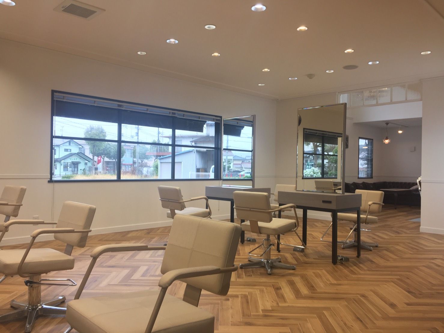 【三木駅】≪社会保険完備≫≪完全週休2日制≫≪交通費全額支給≫≪車通勤可能!≫スタッフ同士仲が良く、チームワーク抜群!!技術もしっかり学びながらスタイリストを目指せます!!働きやすさ抜群のアットホームサロン!“Be Shine 三木店(ビィシャインミキテン)”からアシスタント(美容師)の求人☆★☆