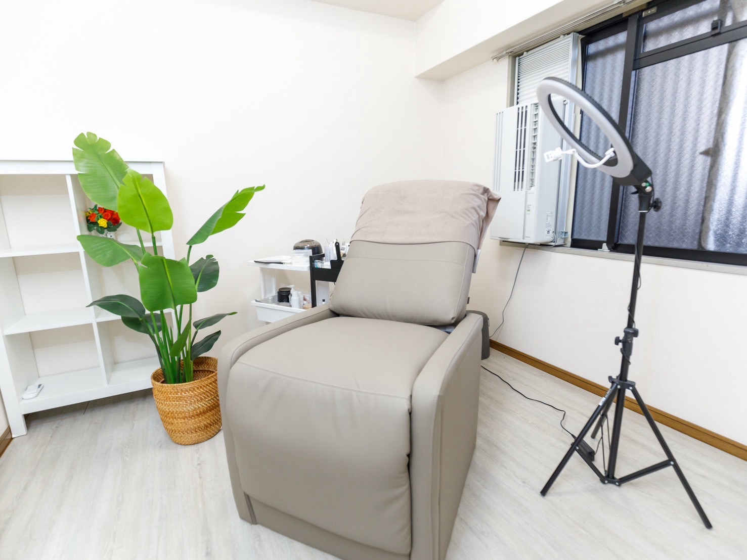 【寝屋川市駅】≪掛け持ちなし！≫≪カウンセリング重視≫≪18時閉店≫≪髪色ネイル自由≫≪人間関係も抜群≫OLさんや主婦の方に大人気のアットホームな働きやすいサロン「HARUHARU（ハルハル）」からアイリスト（アイデザイナー・まつ毛エクステ）の求人☆☆