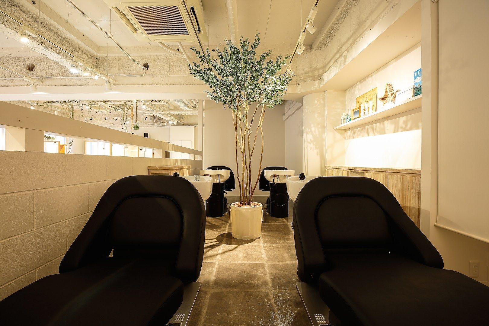 【難波】■最低保障25万円あり■休みや勤務時間は相談ください！洗練された空間に贅沢なフルフラット式シャンプー台も完備！正社員も選択可能な「MOU（ムウ）」からスタイリスト（美容師）の求人☆★