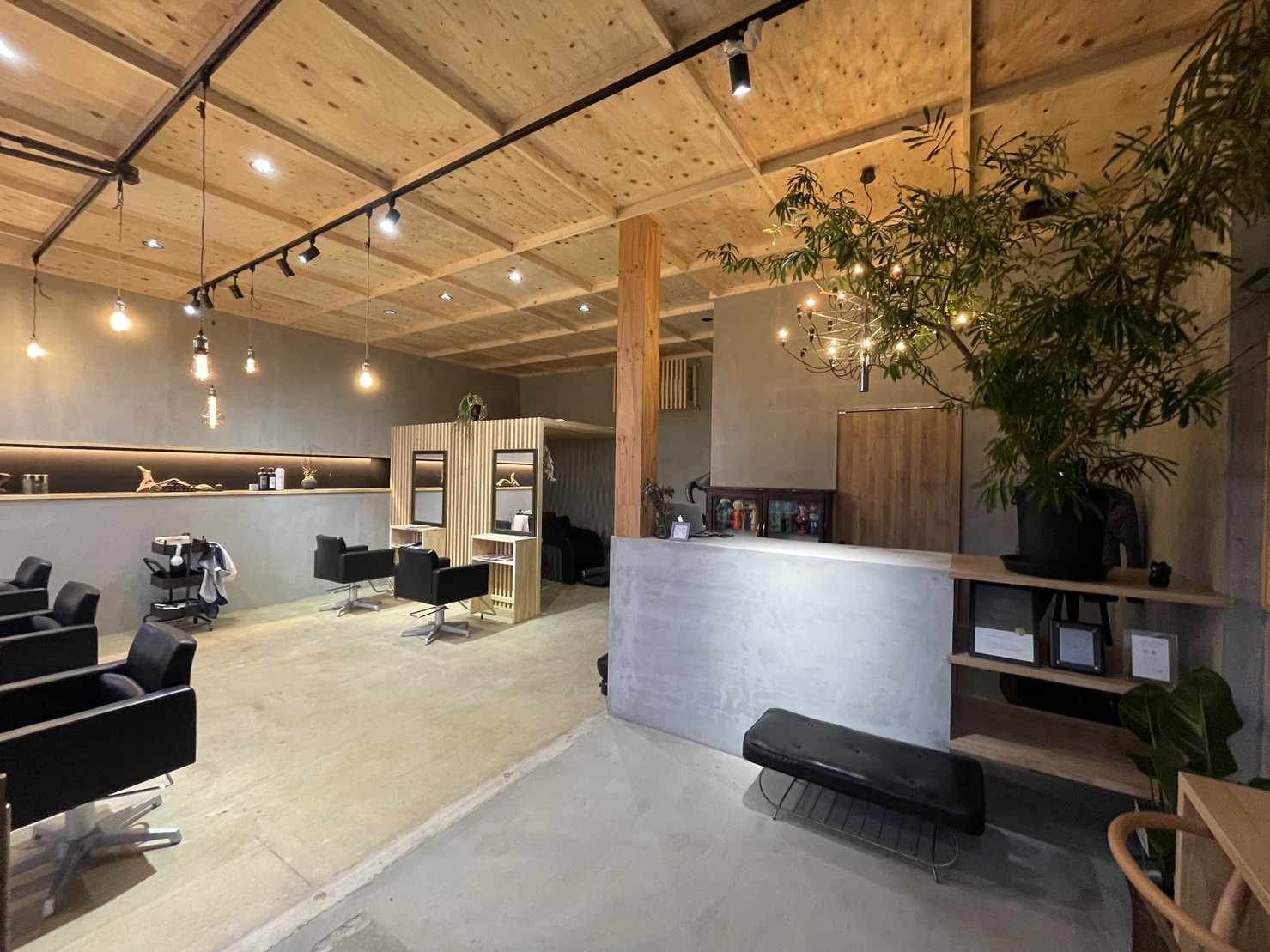 【泉大津駅】≪未経験・通信生・新卒生歓迎≫≪社会保険完備≫≪営業時間内レッスンOK≫≪実働8時間以下・19時までに退勤可能≫≪年末年始休暇7日／夏季休暇5日≫≪有給休暇あり≫スキルアップがしたい方、プライベートもしっかり充実させたい方必見です！「SHINYA HAIRS（シンヤヘアーズ）」からアシスタント（美容師）の求人☆★