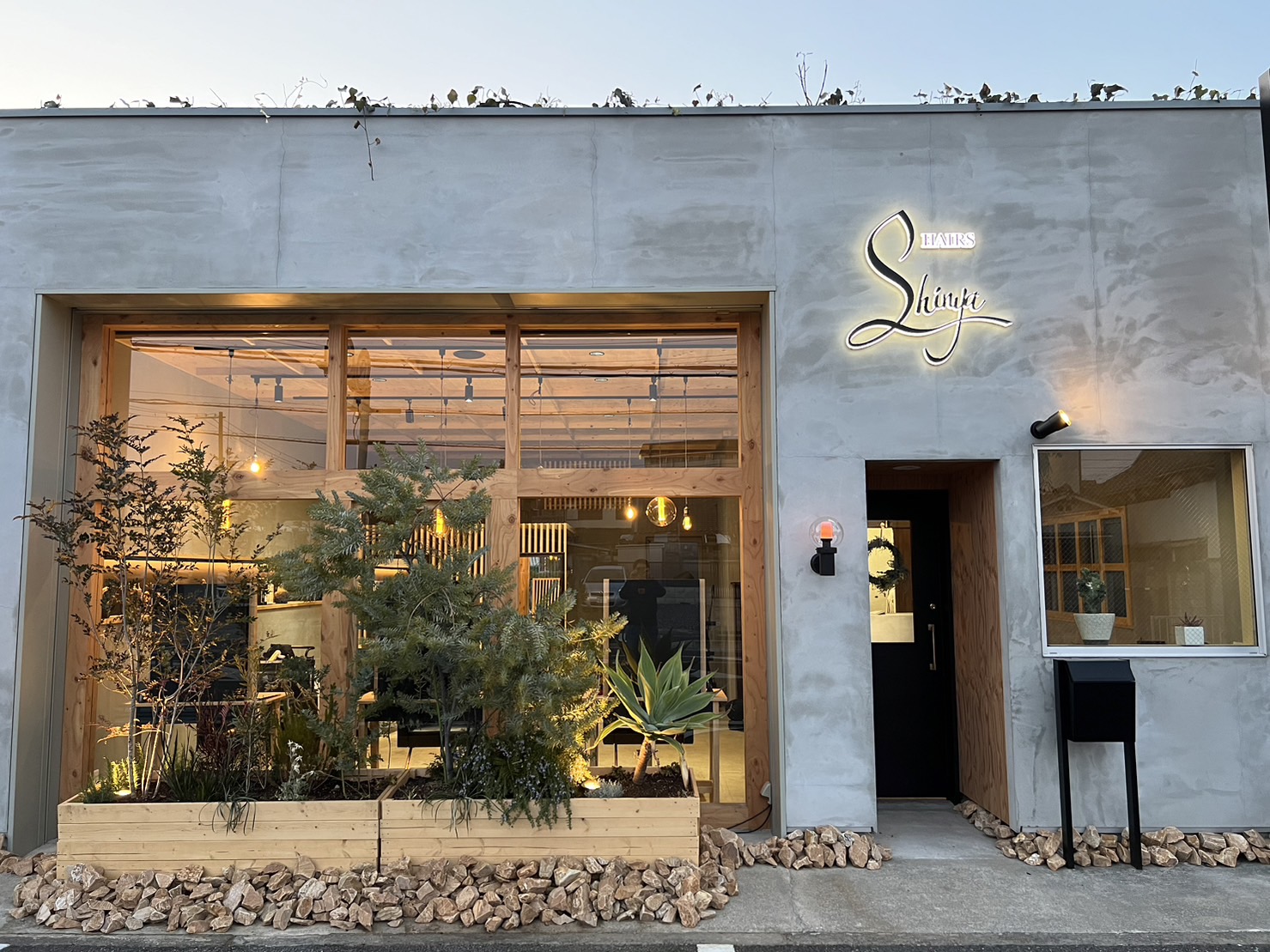 【泉大津駅】≪未経験・通信生・新卒生歓迎≫≪社会保険完備≫≪営業時間内レッスンOK≫≪実働8時間以下・19時までに退勤可能≫≪年末年始休暇7日／夏季休暇5日≫≪有給休暇あり≫スキルアップがしたい方、プライベートもしっかり充実させたい方必見です！「SHINYA HAIRS（シンヤヘアーズ）」からアシスタント（美容師）の求人☆★