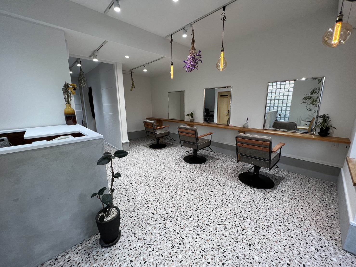 【松ノ浜】ママさん・ブランクのある方大歓迎！≪週3日、1日5時間勤務からOK≫≪16時までの退勤OK≫≪有給休暇あり≫スタッフさんが安心して長く働き続けられる環境を目指しています！「W hair&relax（ダブリューヘアアンドリラックス）」からスタイリスト（美容師）の求人☆☆