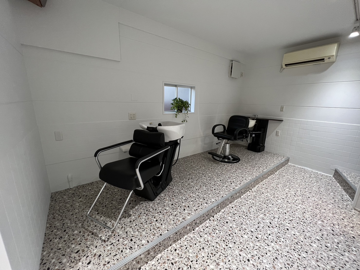 【松ノ浜】ママさん・ブランクのある方大歓迎！≪週3日、1日5時間勤務からOK≫≪16時までの退勤OK≫≪有給休暇あり≫スタッフさんが安心して長く働き続けられる環境を目指しています！「W hair&relax（ダブリューヘアアンドリラックス）」からスタイリスト（美容師）の求人☆☆