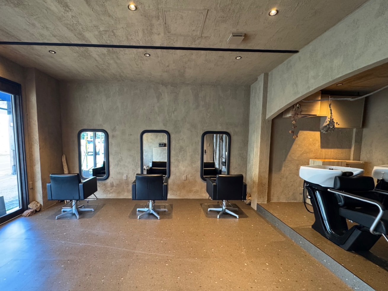 【泉大津駅】≪未経験・通信生・新卒生歓迎≫≪社会保険完備≫≪営業時間内レッスンOK≫≪実働8時間以下・19時までに退勤可能≫≪年末年始休暇7日／夏季休暇5日≫≪有給休暇あり≫スキルアップがしたい方、プライベートもしっかり充実させたい方必見です！「2025年9月頃、泉大津駅周辺にNEW OPEN予定のヘアサロン」からアシスタント（美容師）の求人☆★