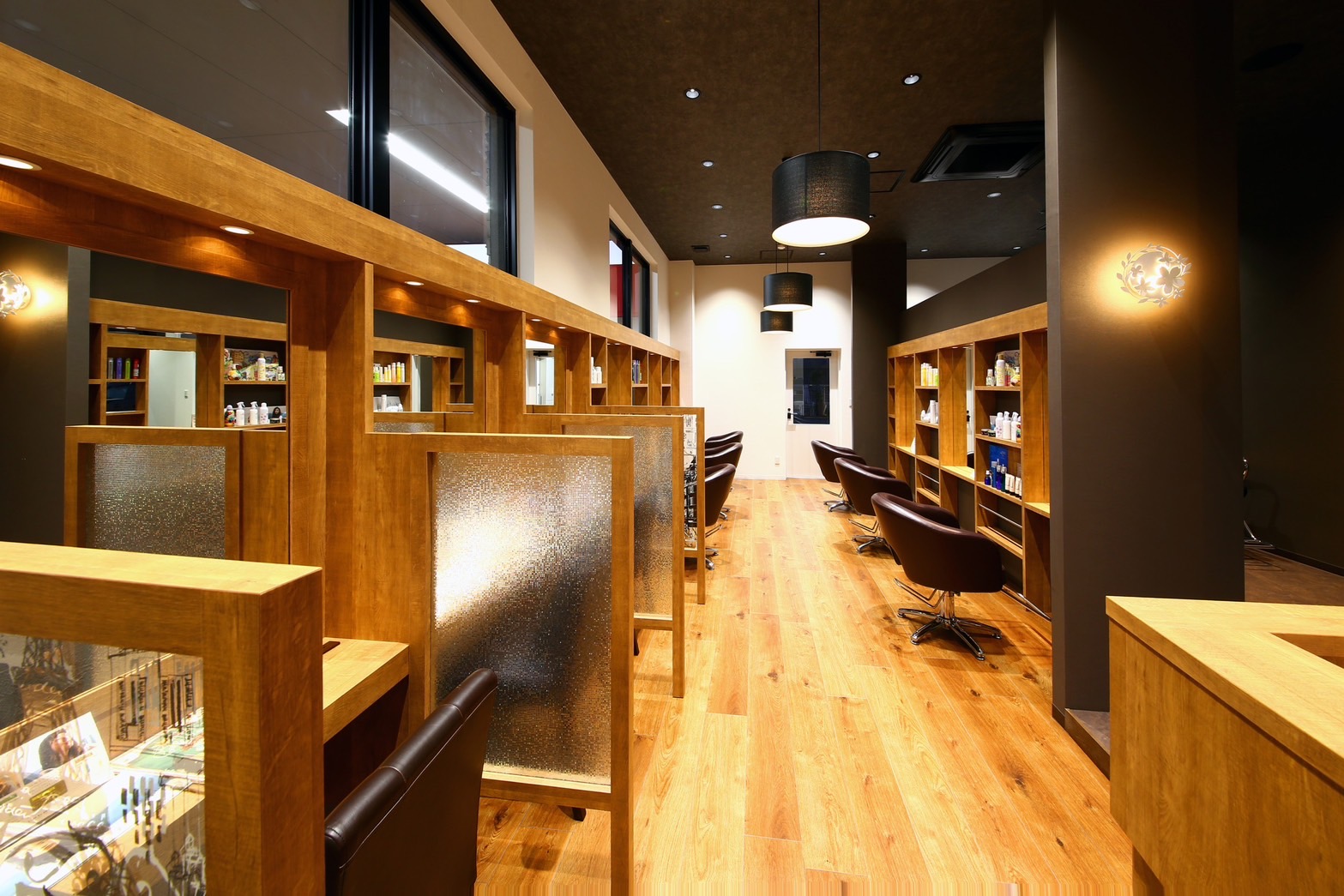 【大和高田駅】≪正社員・時短社員・パートOK≫≪社会保険完備≫≪年末年始休暇7日／夏季休暇5日≫≪有給休暇あり≫≪ママさん・ブランクのある方歓迎≫メリハリをつけてお仕事を楽しめる環境です！「贅沢ヘアカラー専門店 GLAND COLOR大和高田店（ゼイタクヘアカラーセンモンテングランカラーヤマトタカダテン）」からカラーリスト（美容師）の求人☆★