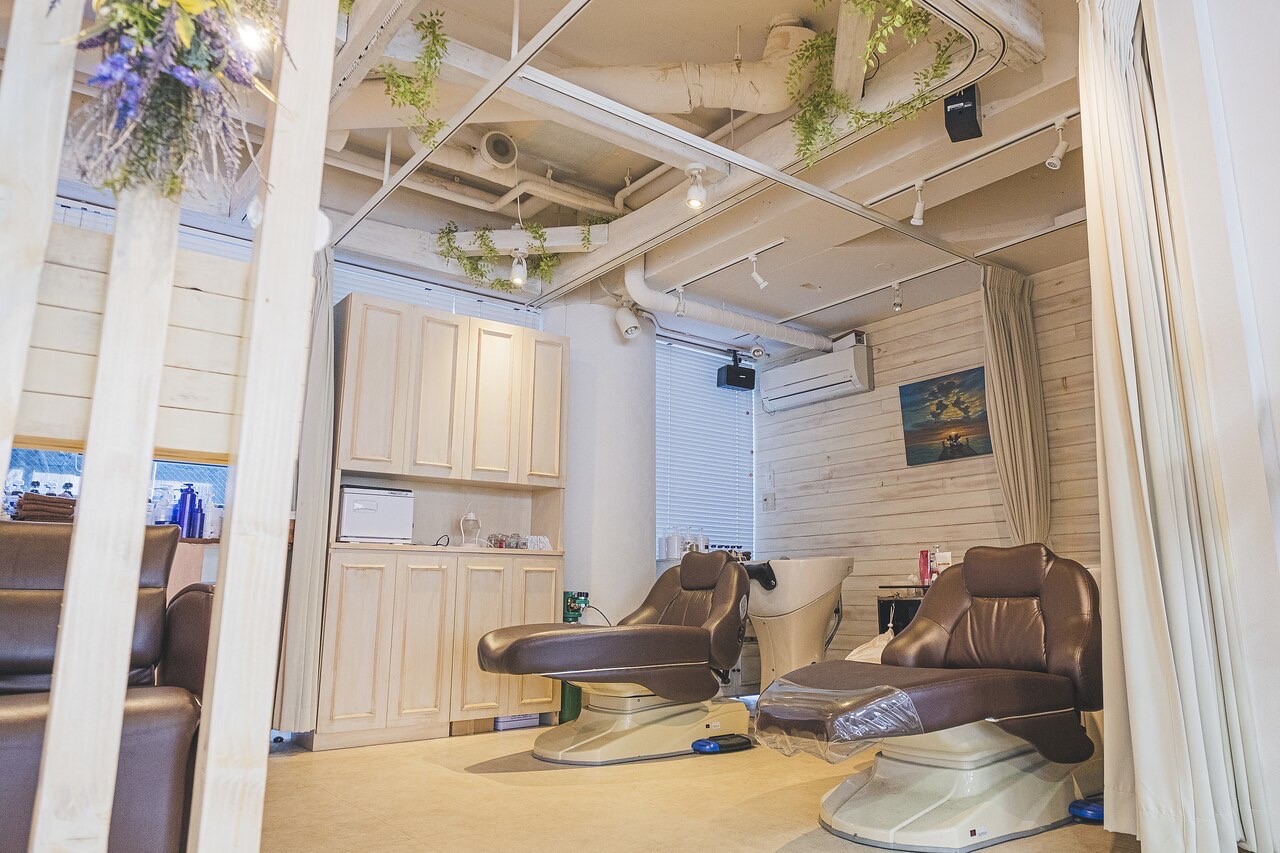 【武庫之荘】≪女性美容師さんお勧め≫ ≪月給25万以上≫ ≪18時過ぎ退社≫≪社会保険完備≫≪有休10日≫≪正月夏季休暇≫ ≪産育休実績3名≫ ≪ブランクOK≫ ≪レッスンミーティングなし≫≪アシスタント業務のみOK≫一人ひとり働き方を考えてくれるので安心！女性美容師さんが勤めやすい環境に取り組む「flare-心-（フレアコル）」からスタイリストの求人☆★