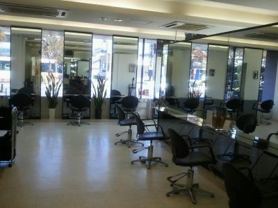 【小雑賀】≪有給休暇あり≫≪土日休みOK≫≪月給18万円スタート≫ブランド店で経験したオーナーからしっかりしたカット技術を学べます!土日休みも取れて仕事とプライベートも充実させられる「&(アンド)」からアシスタント(美容師)の求人☆★☆