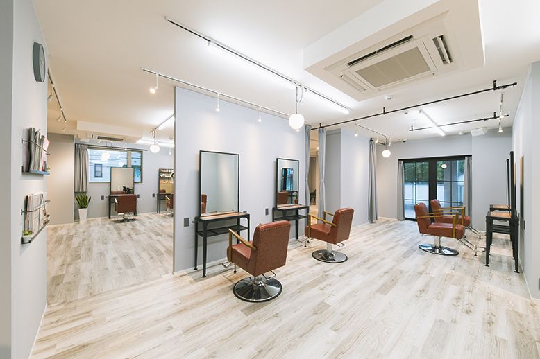 【深江】≪月給20〜23万円≫≪月8，9日休み≫≪社会保険完備≫レッスンウィッグ代半額会社負担などスタイリストになるためのカリキュラムや福利厚生が手厚く、働きやすさ抜群のサロン。地域で人気のサロンなので店舗売上歩合もあります！「Luxe（ルクス）」からアシスタント（美容師）の求人☆★