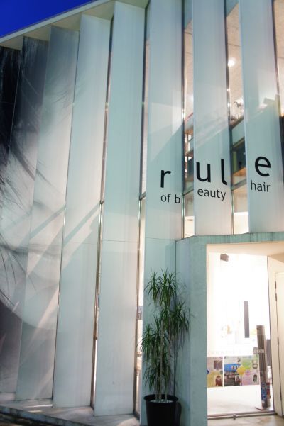 【二条】≪完全週休2日制・社会保険完備≫嬉しい待遇面で働きやすさバッチリ！アカデミーに行き、3ヶ月みっちりレッスンのみをするので、半年デビューが可能！一緒にお店を盛り上げていきましょう！！「rule 千本丸太町店（ルールセンボンマルタマチテン）」からアシスタント（美容師）の求人☆★☆