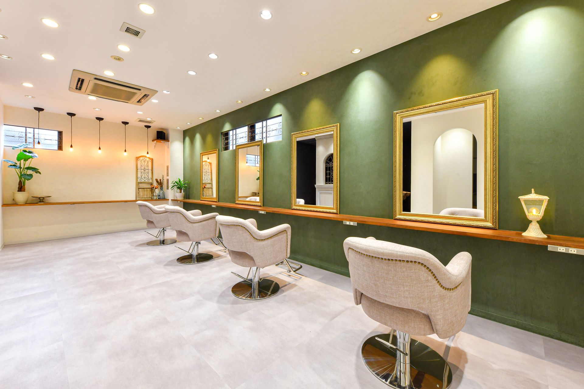 【高槻】月8日休み！！◆強制はさせない自由な社風なので無理なく働いていくことが可能◆施術だけではなく接客面も大切にしていきますよ♪スタイリストになれば、30万円以上の月給も普通に狙っていけちゃう！！bijou(ビジュ)からアシスタント(美容師)の求人☆☆