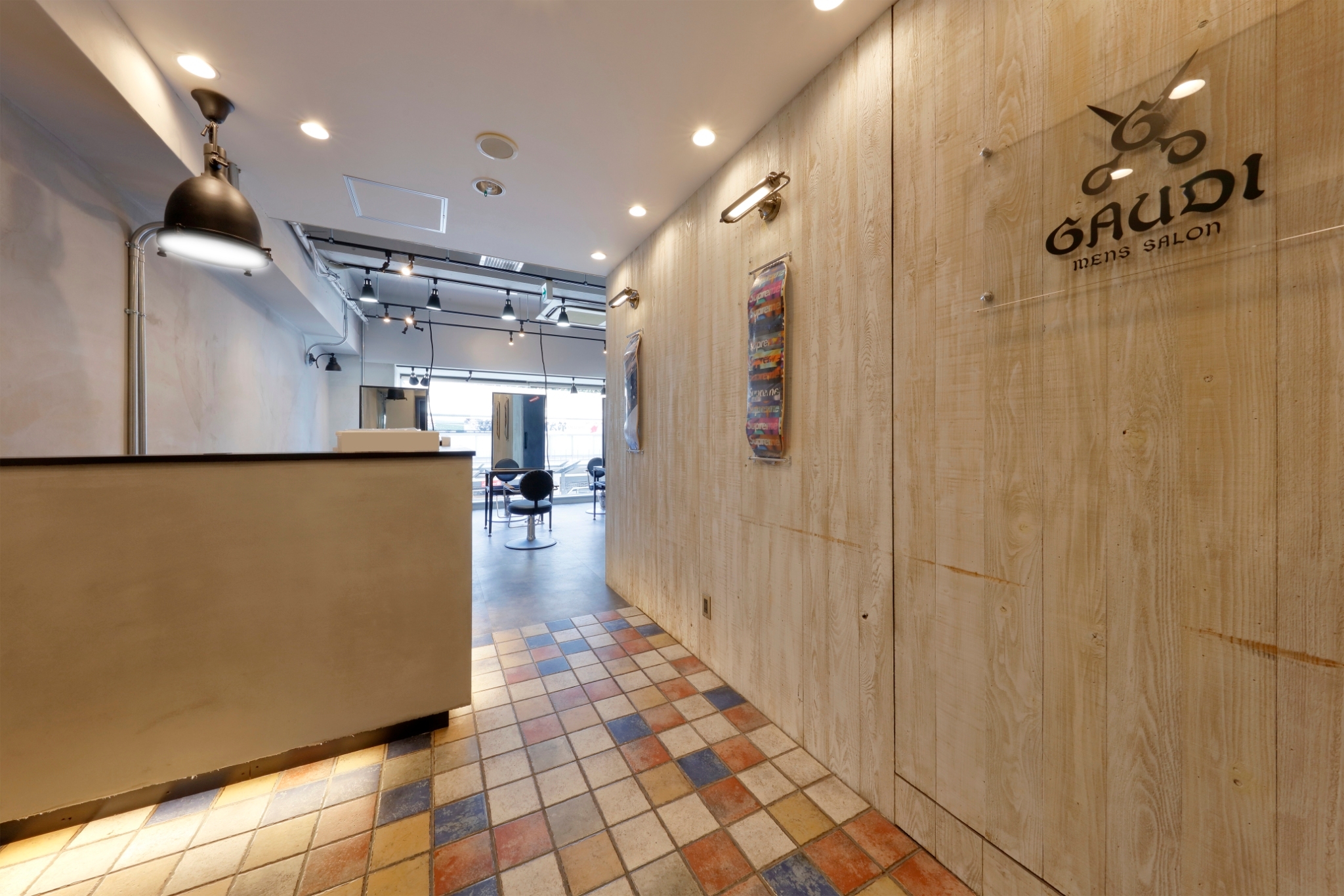 【三ノ宮】店舗拡大中のメンズサロン!≪正社員制度あり≫≪フリー45〜50%/指名50〜75%還元≫≪保障給あり≫≪自由出勤制≫平均売上月100万円超え!により高収入が可能です!「mens salon Gaudi 三宮店(メンズサロンガウディサンノミヤテン)」からスタイリスト(美容師)の求人★★
