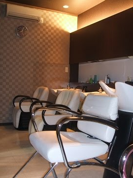 【徳庵】◇◆平均退社19:30!1年以内のデビュー可能!◆◇スタッフさん同士の仲が良く、あなたに合わせて働いていける自由なサロンです!さらに、スタッフさんの定着率がすごくいいので、働きやすさはお墨付き!ゆったりとお客様と関わっていき、愛される美容師になれますよ「home made hair core(ホームメイドヘアコア」からアシスタント(美容師)の求人☆☆