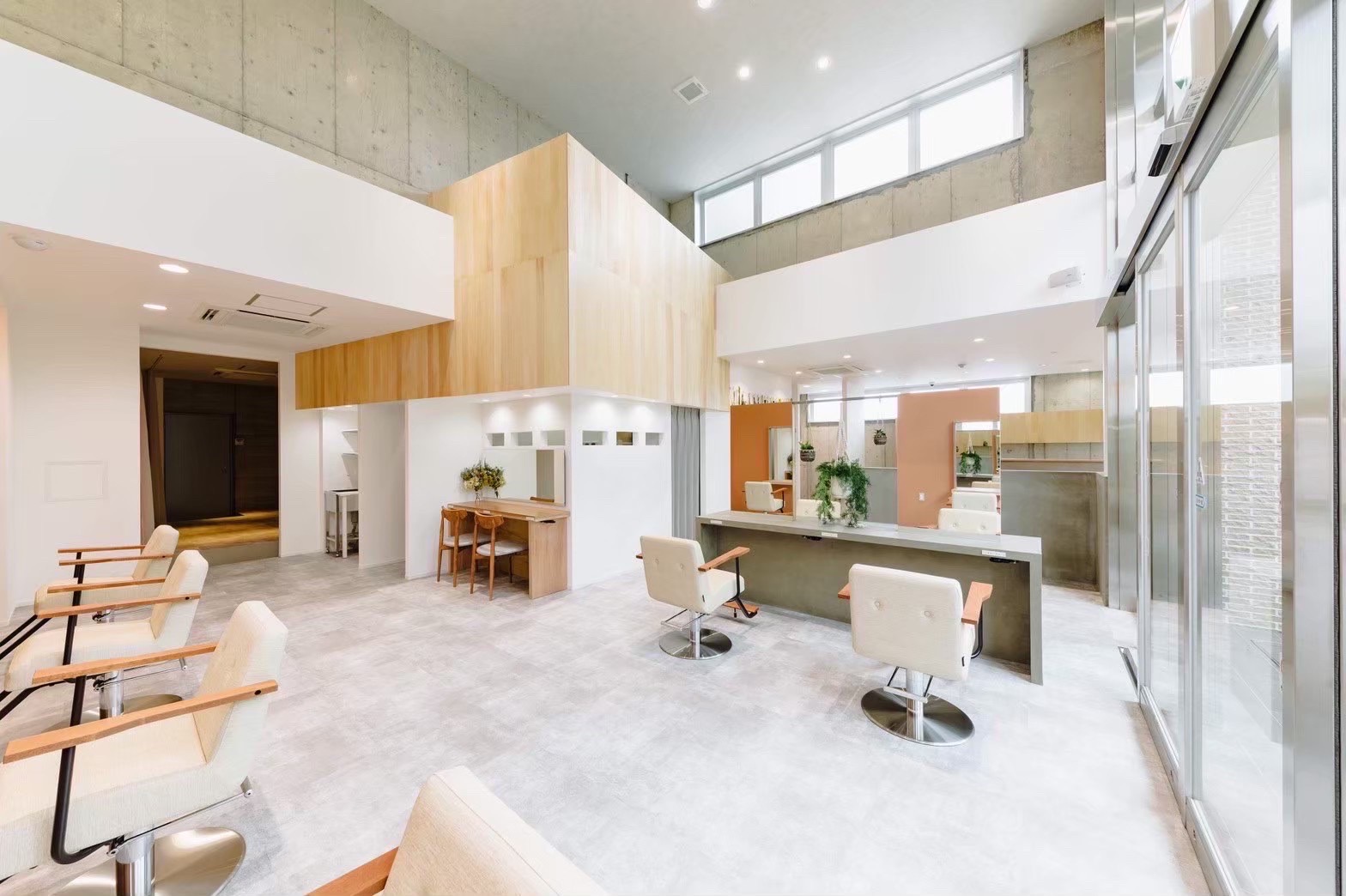 【守山駅】≪第3日曜定休日≫≪月8～10日休み≫≪社会保険完備≫≪着付けも学べる≫≪営業時間内レッスン可能≫最短2年でデビュー可能！週に1,2回レッスンスタジオでしっかりレッスンできるので着実にスキルアップしていけるサロン！平均退社時間18時30分～19時頃！「Rim hair’s BEAU group（リムヘアボウグループ）」からアシスタント（美容師）の求人☆★