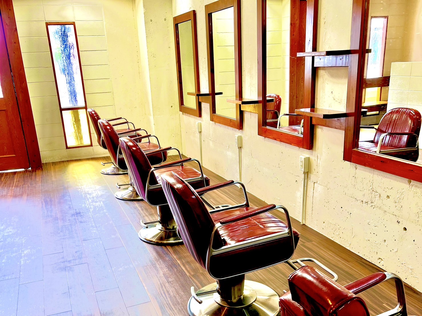 【武庫之荘】≪日曜月曜定休≫≪18:00終わり≫≪社会保険完備≫オープニングスタッフ募集！日曜が休みなので家庭がある方も安心！プライベートも充実させられます。単価も高め、お客様ともしっかり関われます！「A.I.B hair（アイビーヘアー）」からスタイリスト（美容師）の求人★☆