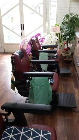 【春木】≪月給20万円〜≫地域で長年愛される町の理容室！理容技術の全てをしっかりと一から学ぶことが出来き、美容師からの転職も大歓迎！Barberふぁみりぃー（バーバーファミリー）から理容師（理容室）の求人★☆★