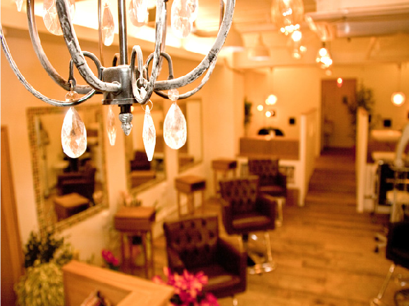 【茨木】土日の平均退社時間18時!!気さくなスタッフさんばかりなので楽しく働いていくことができますし、レッスンは自分のペースでやっていけるのも魅力☆入客チャンスもあるので、スタイリストになった時も安心ですよ♪soie(ソワ)からアシスタント(美容師)の求人★☆