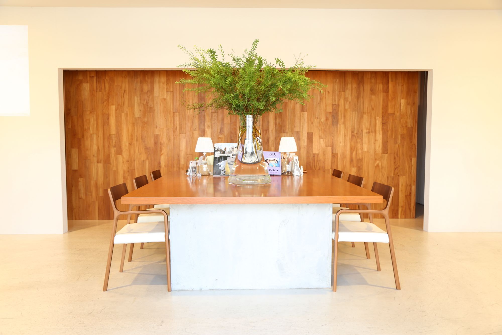 【和泉府中】≪月給18.5万円〜≫≪新卒も大歓迎 ≫≪ 月7.8日休み＆第3日曜日休みあり!!≫≪社会保険完備≫ライフワークバランスを尊重してくれる環境を完備★話題の今雑誌などに掲載されているサロン◎南大阪注目のFleur（フルール）からアシスタント（美容師）の求人☆★☆