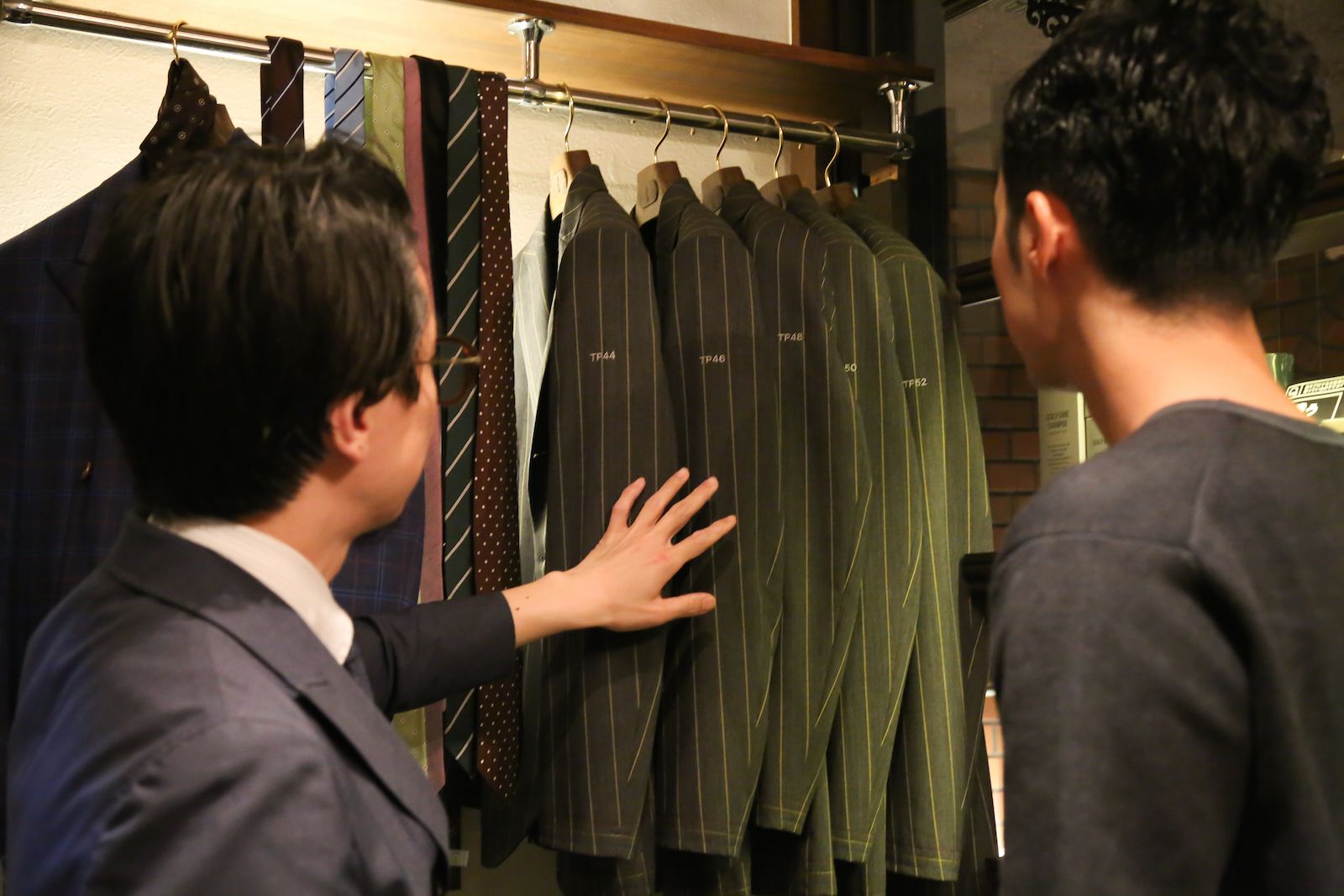 【四ツ橋】≪月給30万円以上≫≪社会保険完備≫≪日曜休みあり≫≪ほぼ実働8時間≫今後理容師として活躍するための学びと仕事のチャンスがあります!お客様のカッコよさだけでなくスタッフの将来を真剣に考える「DEAR BARBER 四ツ橋店(ディアバーバーヨツバシテン)」から理容師(理容室)の求人★★