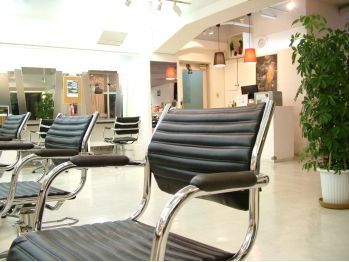 【三国ヶ丘】≪パートスタイリスト、パートアシスタント募集≫≪平均17時退勤≫日祝休みOKで、家族とのプライベートな時間を大切にしながらお仕事ができる！カットしなくてもOK！駅前すぐに地域の美容室！「HAIR MAKE UE2三国ヶ丘駅前店（ヘアメイクウエニミクニガオカテン）」からスタイリスト（美容師）の求人☆★☆