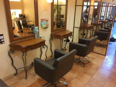 【東向日】≪平均退社時間18時≫≪営業時間内レッスン≫≪月給18万5千円〜≫≪産休育休取得実績あり≫≪有給休暇あり≫系列店にアイラッシュ・ネイル専門店もあるので、学んでいける環境があります。幅広いスキルを身に付けて女性が長く働ける環境!「Luci Hair cure(ルーシーヘアキュア)」からアシスタント(美容師)の求人☆☆