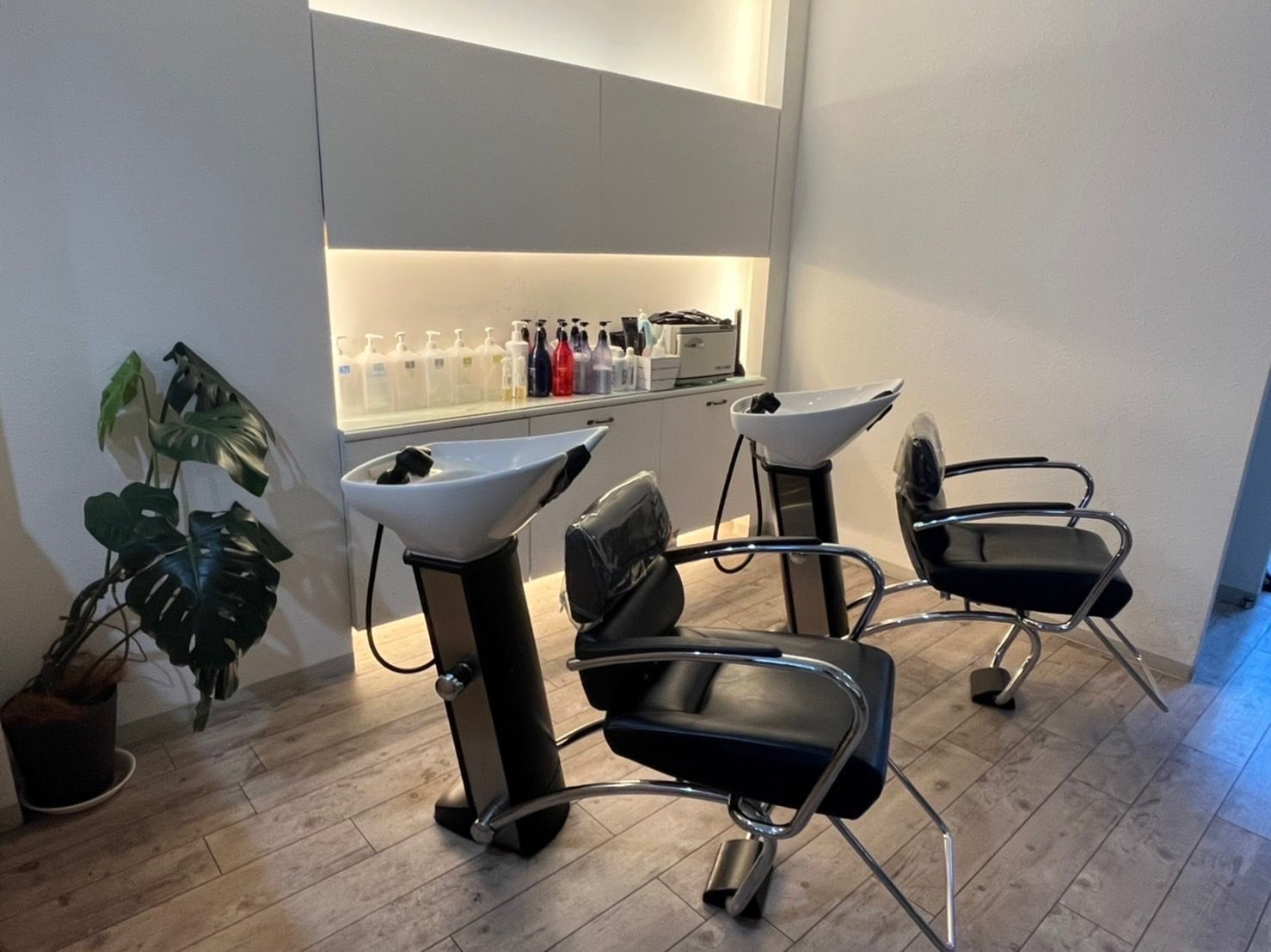 【東向日】≪平均退社時間18時≫≪営業時間内レッスン≫≪月給18万5千円〜≫≪産休育休取得実績あり≫≪有給休暇あり≫系列店にアイラッシュ・ネイル専門店もあるので、学んでいける環境があります。幅広いスキルを身に付けて女性が長く働ける環境!「Luci Hair cure(ルーシーヘアキュア)」からアシスタント(美容師)の求人☆☆