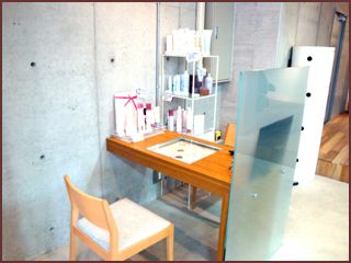 【岸和田】ヘッドスパなどのリラクゼーションメニューに力を入れているので、個室スパルームも設置し、全台フルフラットシャンプーにしているサロン☆時短勤務やパート等、あなたの希望に合った働き方が可能です♪「speak-up」からスタイリスト（美容師）の求人☆★☆