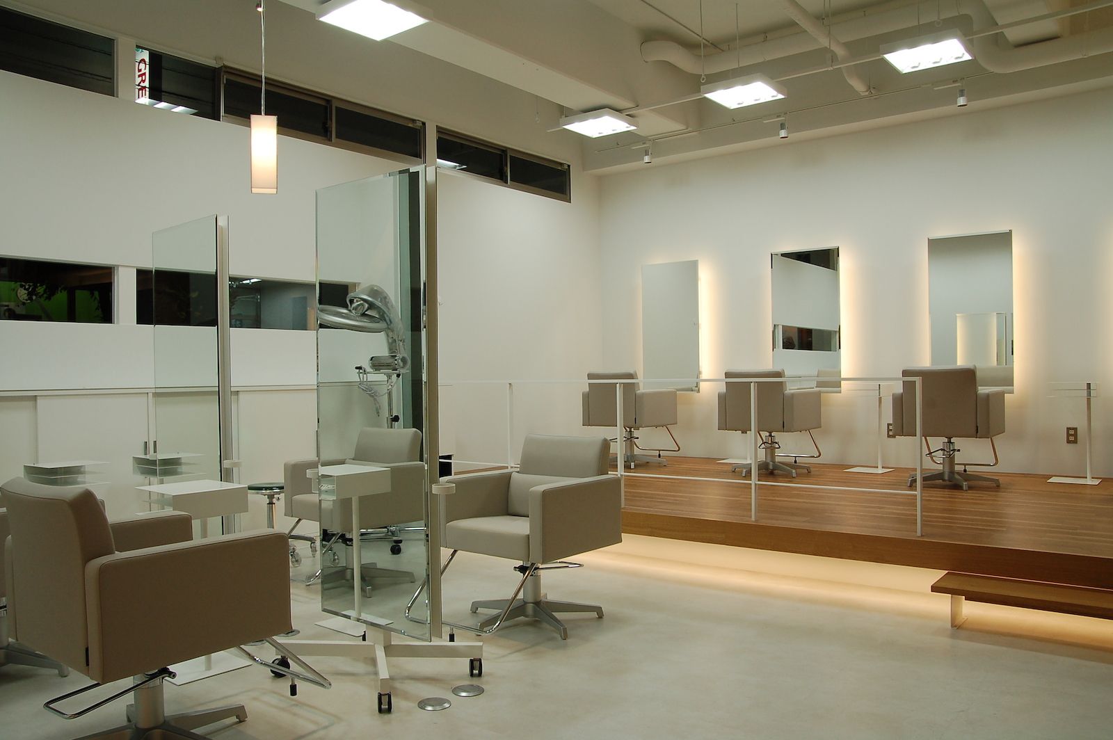 【JR高槻】≪社会保険完備≫≪有給休暇あり≫高槻密着型サロン！仕事も遊びもメリハリつけて本気で楽しんでます♪時代とお客様に合わせて変化と進化を続ける「HAIR TIME rest（ヘアータイムレスト）」からアシスタント（美容師）の求人☆★