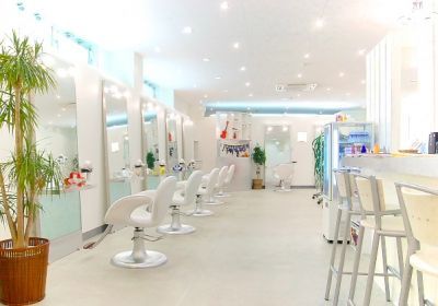 【南草津】≪月給20万円〜≫≪月8,9日休み≫≪レッスン強制なし≫自由さがウリ!頑張る時と休む時のメリハリをつけられるので、レッスンも前向きに頑張れる!自然体な接客で幅広い世代に人気のサロン「FREE FLAP(フリーフラップ)」からアシスタント(美容師)の求人☆★