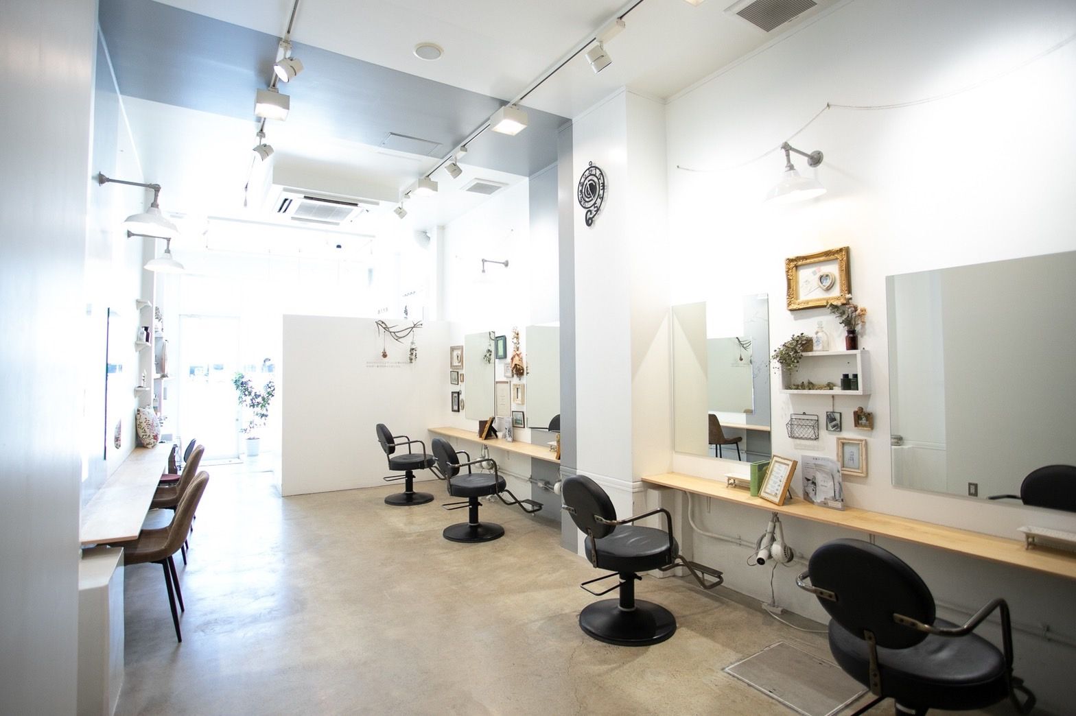 【西大橋】≪未経験・通信生・新卒生OK≫≪早帰り制度あり≫≪月8日休み&有給休暇あり≫≪社会保険加入制度あり≫≪最短2年デビューも可能≫可愛いインテリアでまとまったカジュアルヘアサロン！スタッフの自主性を大切にしながら、スタイリストを目指していきます！「gosso horie（ゴッソホリエ）」からアシスタント（美容師）の求人☆★☆