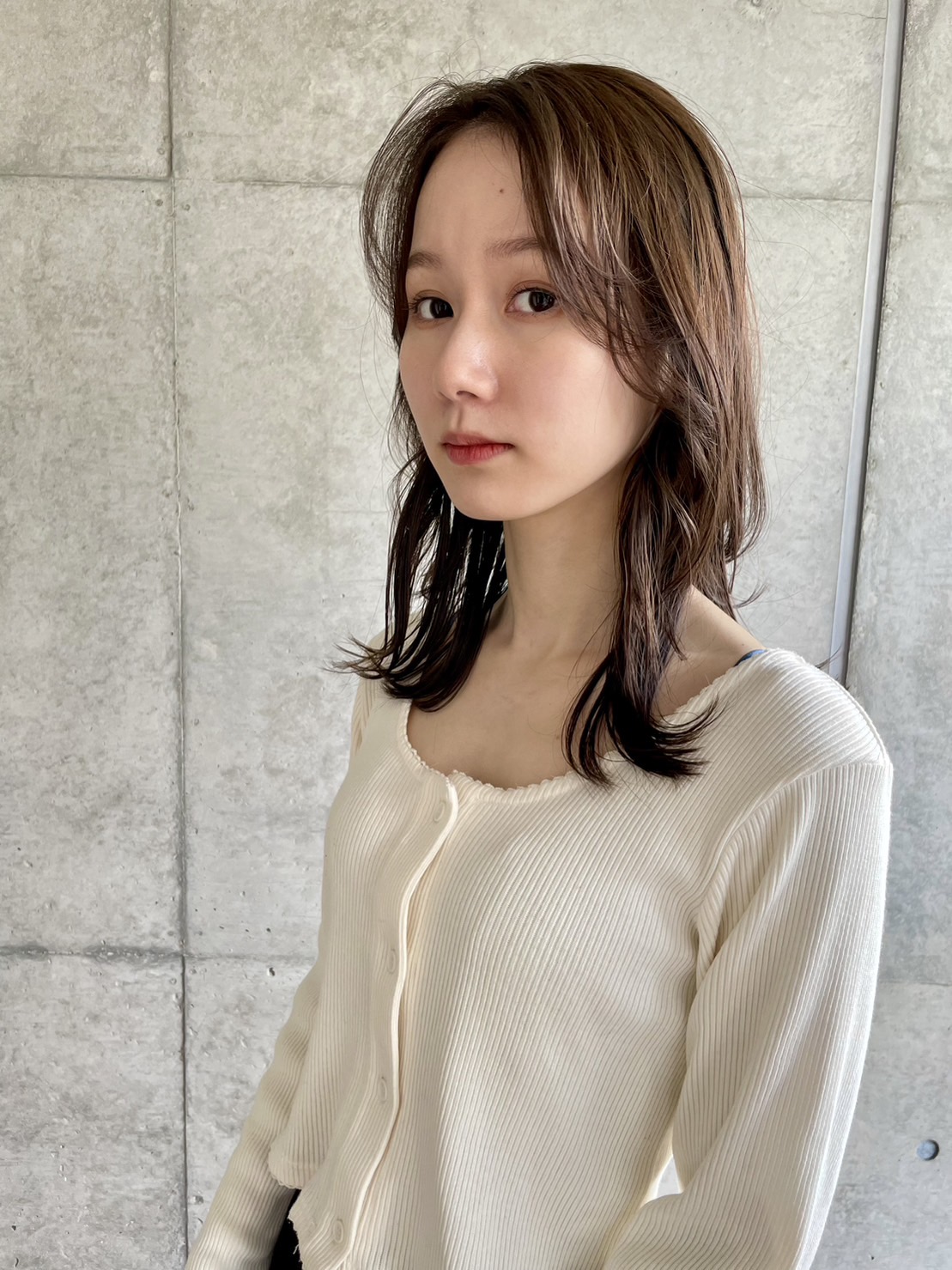 【南森町】≪完全週休2日制≫≪賞与あり≫≪社会保険完備≫2フロア制のオシャレなサロン！カットカラーやストレート、ブリーチなど幅広いメニューが人気！早期デビューしたい方にもオススメです！「assiette（アシェット ）」からアシスタント（美容師）の求人☆★☆