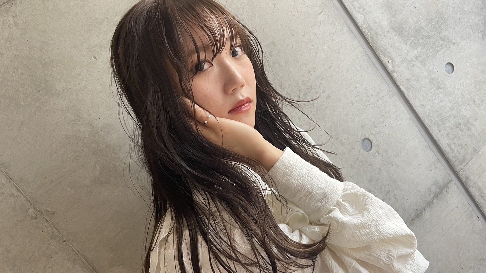 【南森町】≪完全週休2日制≫≪賞与あり≫≪社会保険完備≫2フロア制のオシャレなサロン！カットカラーやストレート、ブリーチなど幅広いメニューが人気！早期デビューしたい方にもオススメです！「assiette（アシェット ）」からアシスタント（美容師）の求人☆★☆