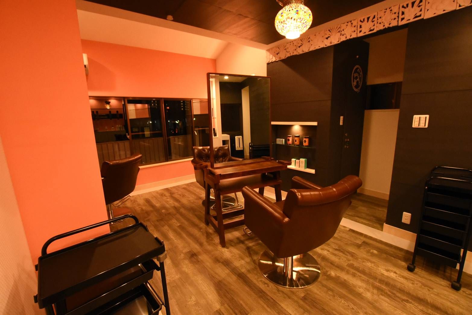 【水無瀬】≪月給24万円〜≫≪月8〜10日休み≫≪社会保険完備≫お客様を幸せにするためにはスタッフさんが幸せでなければならないという考えのオーナーさん！そんな温かいオーナーさんやスタッフさんと一緒にサロンを盛り上げていきましょう「Paragon hair（パラゴンヘアー）」からスタイリスト（美容師）の求人★☆