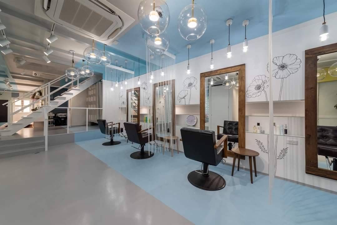 【高槻市駅】≪月8〜10日休み≫≪社会保険完備≫エリアで一番の縮毛矯正技術を学べる！平均退社時間は19時台とプライベートの時間も作りやすい環境◎「高槻パラゴン（タカツキパラゴン）」からスタイリスト（美容師）の求人★☆