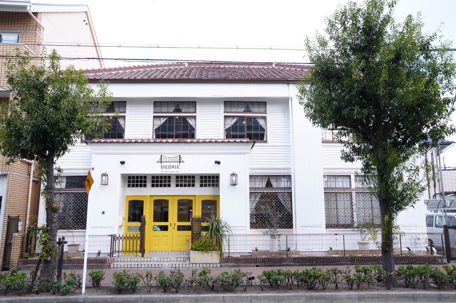 【今里】≪完全週休2日≫≪有給休暇あり≫≪社会保険完備≫≪営業内レッスンあり≫表彰もされた小顔カットが自慢！心からの笑顔で接客、親身に寄り添う地域密着サロンで一緒に成長していきましょう！「BRIDGE by hair stage now（ブリッジバイヘアステージナウ）」からアシスタント（美容師）の求人☆☆