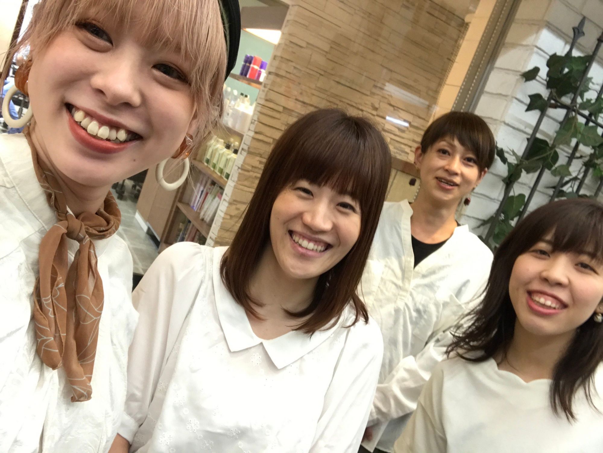 【今里】≪完全週休2日≫≪有給休暇あり≫≪社会保険完備≫≪営業内レッスンあり≫表彰もされた小顔カットが自慢！心からの笑顔で接客、親身に寄り添う地域密着サロンで一緒に成長していきましょう！「BRIDGE by hair stage now（ブリッジバイヘアステージナウ）」からアシスタント（美容師）の求人☆☆