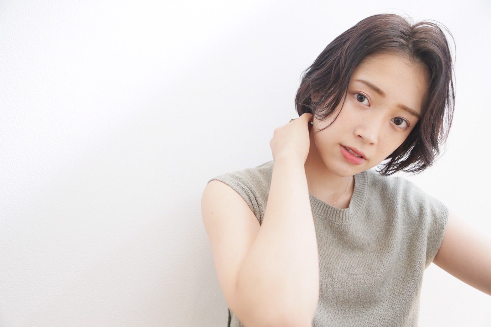 【今里】≪完全週休2日≫≪有給休暇あり≫≪社会保険完備≫≪営業内レッスンあり≫表彰もされた小顔カットが自慢！心からの笑顔で接客、親身に寄り添う地域密着サロンで一緒に成長していきましょう！「BRIDGE by hair stage now（ブリッジバイヘアステージナウ）」からアシスタント（美容師）の求人☆☆